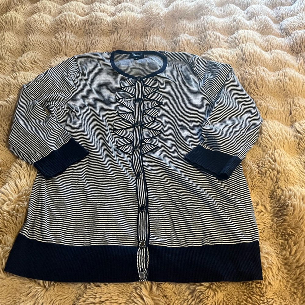 Pretty lightweight sweater Small like new